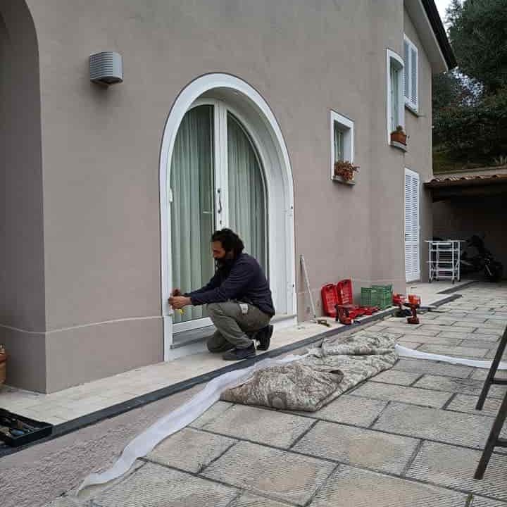 fase-di-montaggio-infisso-min fase di montaggio di un infisso