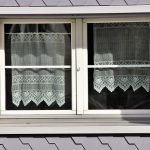 Infisso e finestra con tendina ricamata