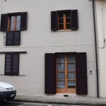 facciata palazzo con persiane
