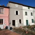 Persiane bianche e infissi in palazzina